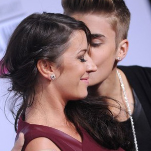 Justin-Bieber-with-mom.jpg